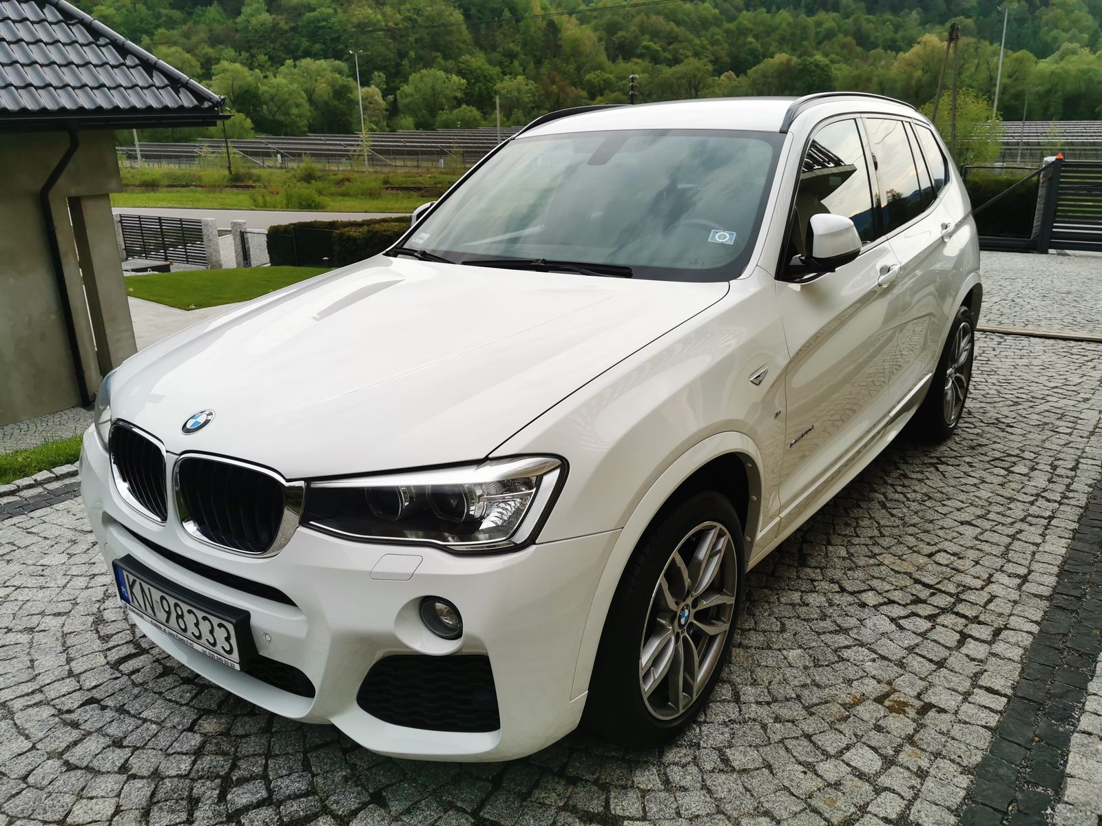 BMW X3 biały po myciu