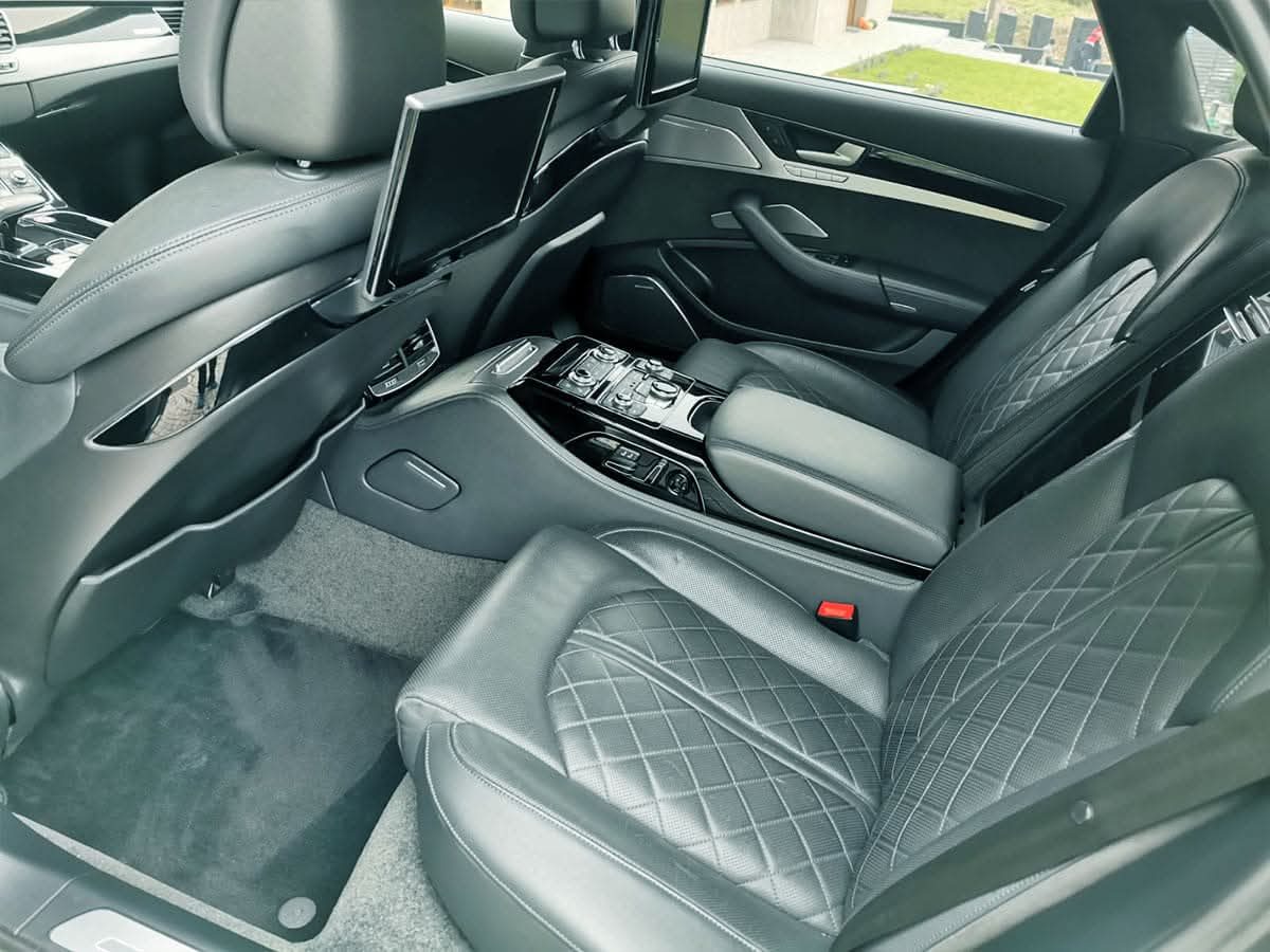 Pranie tapicerki Audi A8 - czarna skóra