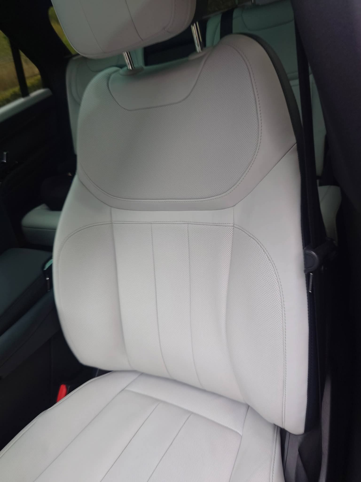 Czyszczenie tapicerki Range Rover - biała skóra